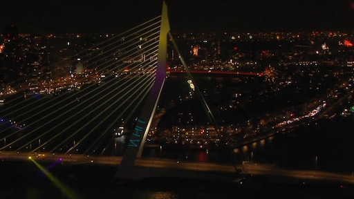 Racistische projectie Erasmusbrug opgeëist door extreemrechts