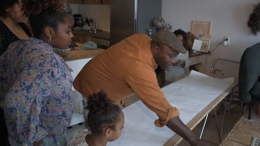 Logica ver te zoeken bij Een Huis Vol-familie Cudogham tijdens behangen