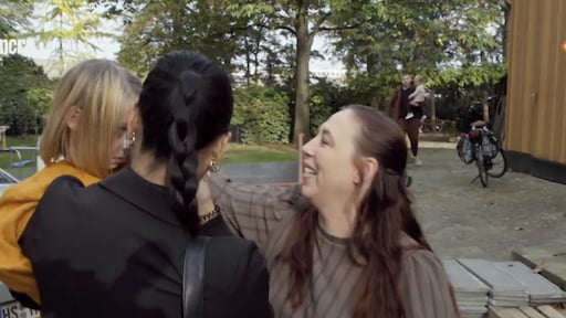 Een Huis Vol-familie Buddenbruck vergeet kind in de auto