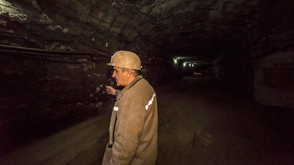 Een mijnwerker staat op 300 meter diepte in de zoutmijn van Soledar, in 2015.
