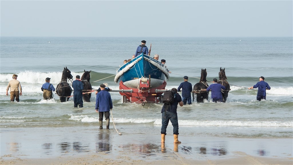 Zo wordt de roeireddingboot door de vrijwilligers op Terschelling te water gelaten.