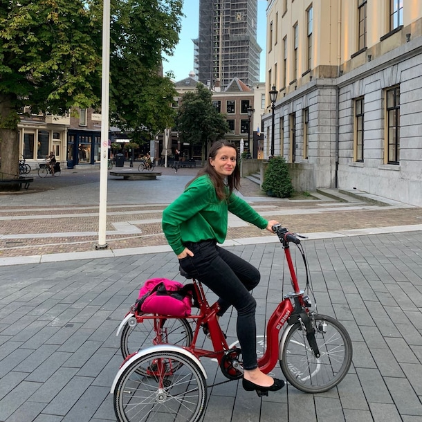 Andrea Schouw-Naphegyi, op haar speciale fiets.