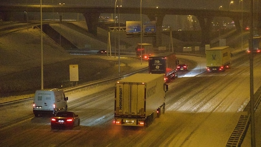 Drukke ochtendspits door staking streekvervoer, gladheid en sneeuw