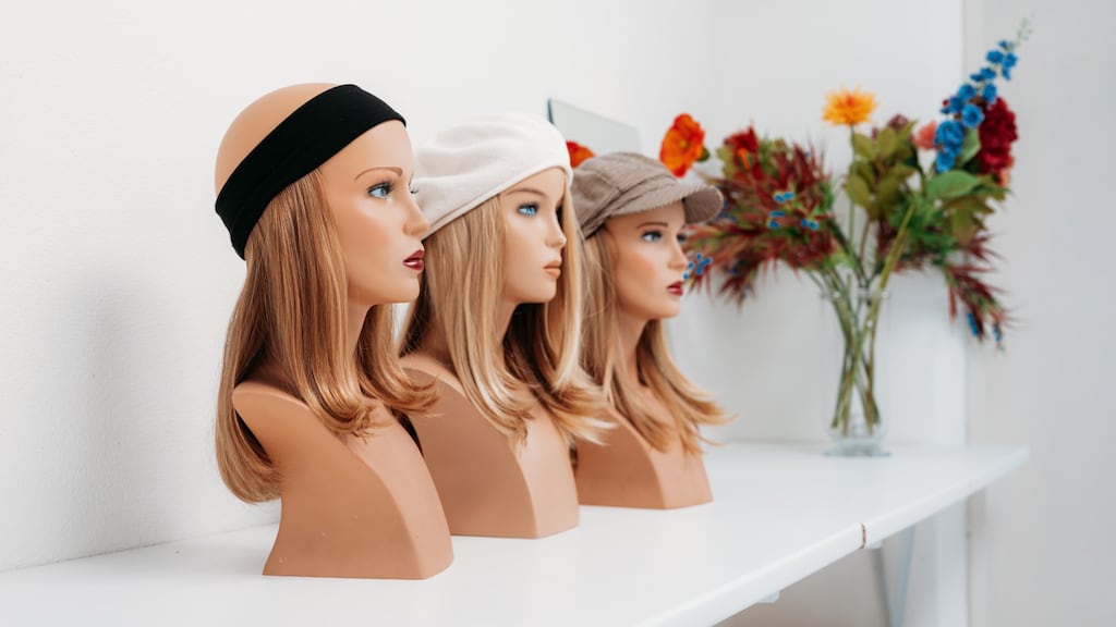 Vrouwen kunnen een petje, muts of sjaal over de haarband dragen om het hoofd te bedekken