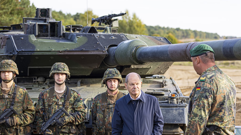 Bondskanselier Olaf Scholz bij een Leopard 2-tank.