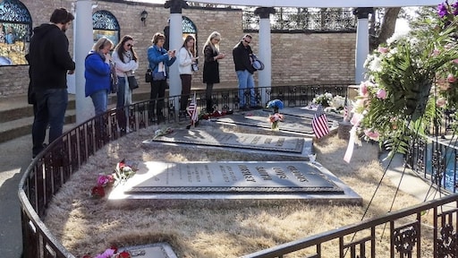 Lisa Marie Presley naast zoon Benjamin begraven op Graceland