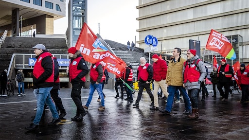 Mensen leggen massaal het werk neer voor meer loon: 'Staken helpt'