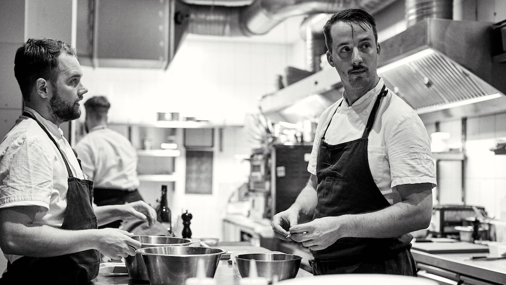 Lode (rechts) aan het werk in de keuken.