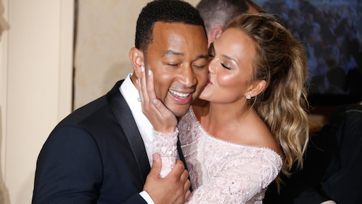 John Legend stelt pasgeboren dochter voor op social media