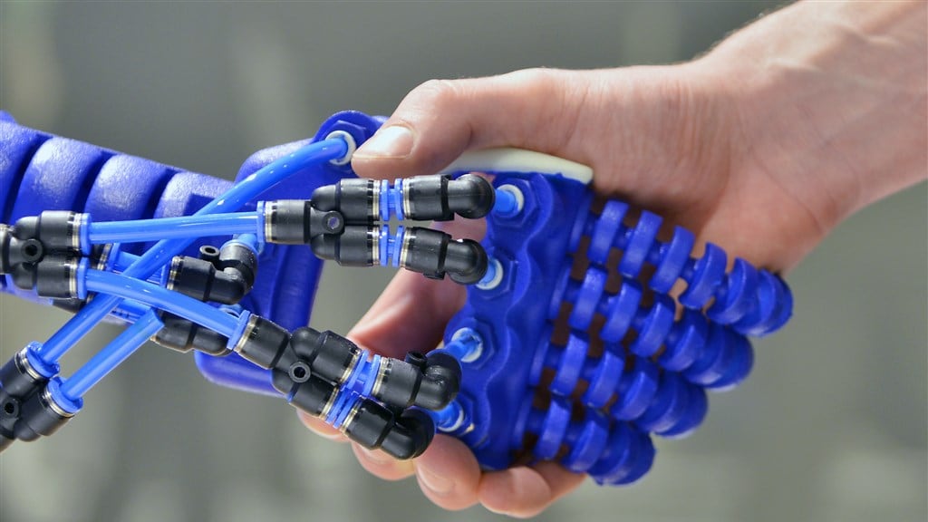 Leerlingen bouwen robothand voor nieuwe klasgenoot