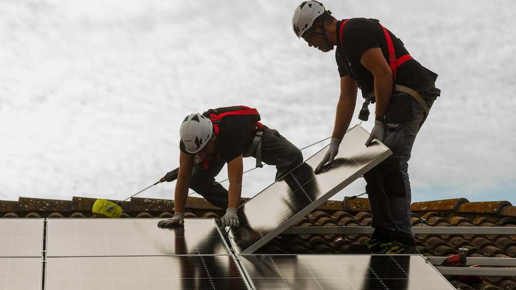 De aanleg van zonnepanelen.