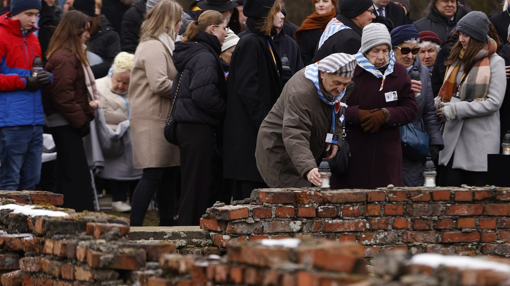 Overlevenden van de Holocaust leggen kaarsen op de ruïnes van een gaskamer.