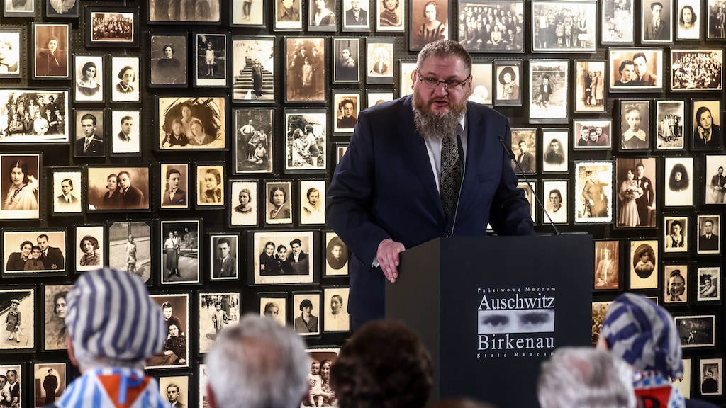 Piotr Cywinski, directeur van het Auschwitz-Birkenau Museum, geeft een toespraak.