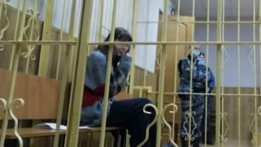 Olesia wacht met anti-Poetin-tattoo en een enkelband haar straf af