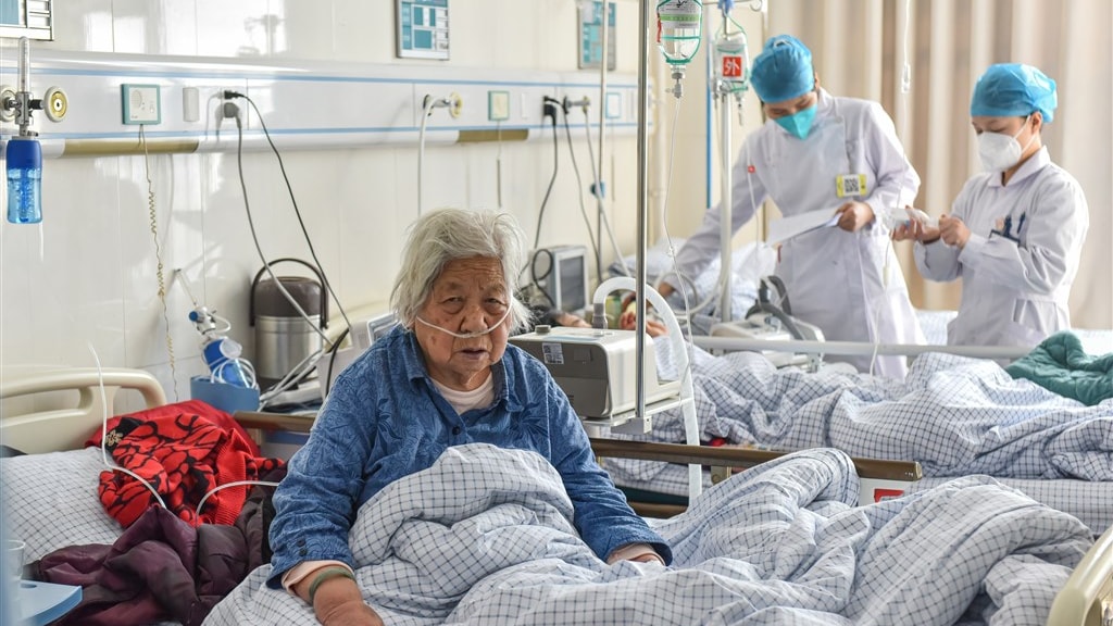 Een vrouw wordt behandeld voor corona in een ziekenhuis in de stad Fuyang.