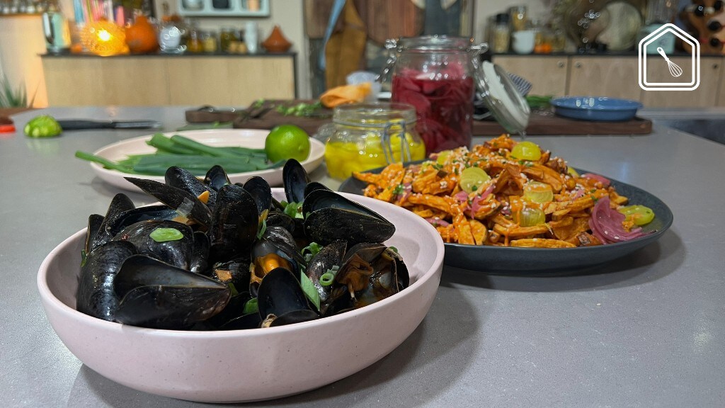 Loaded zoete aardappelfrietjes met gochujangmayo en Koreaanse mosselen