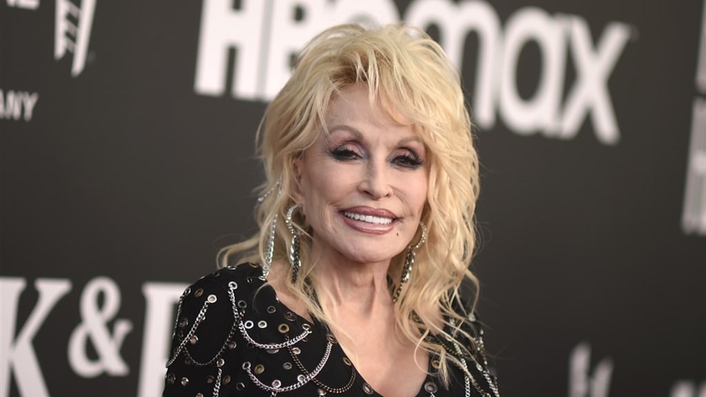 Dolly Parton vindt samenwerkingen met popsterren geweldig: 'Iedereen mag me bellen!'