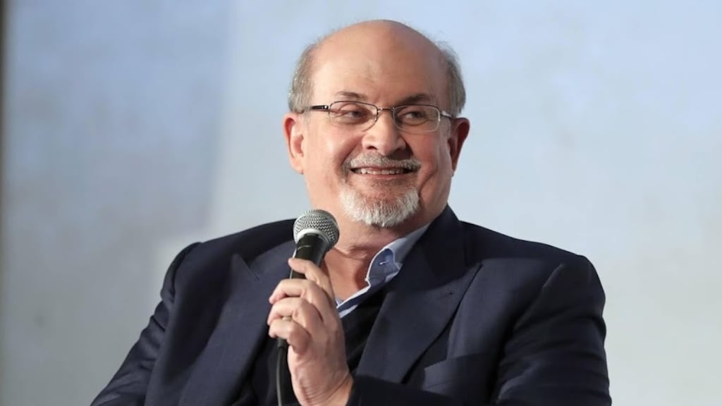 Salman Rushdie heeft nog altijd moeite met schrijven door aanslag