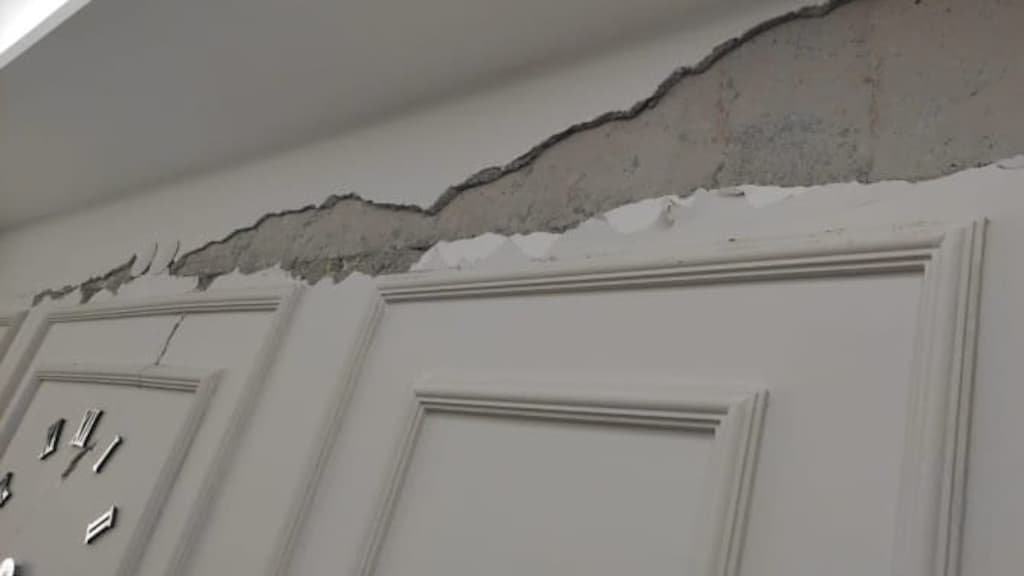 Een scheur in het appartement van Ayse.