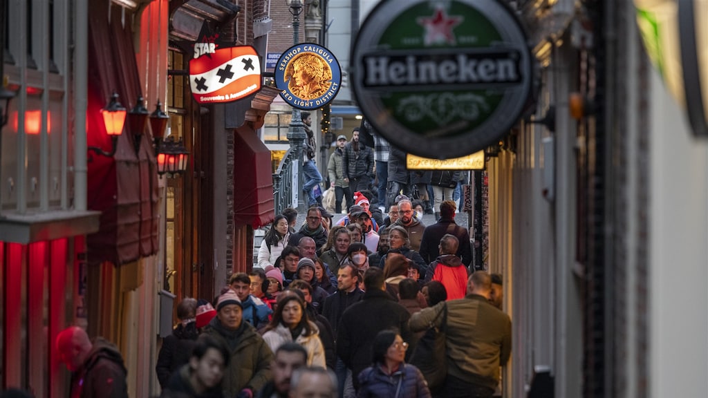 Amsterdam wil drugsoverlast tegengaan: na half mei blowen verboden op Wallen