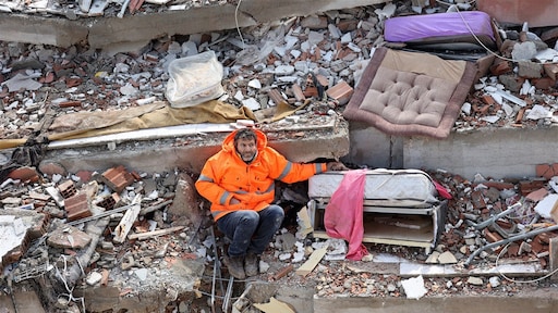 Het verhaal achter de foto die niemand onberoerd liet: 'Urenlang hield hij haar hand vast'