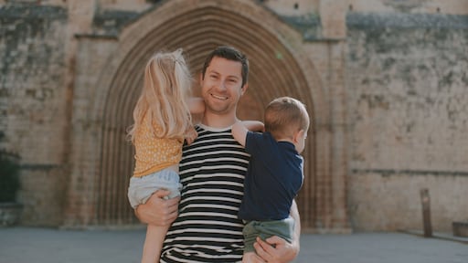 Thuisblijfvader Tim: 'Tijd dat we zorgen voor je kinderen zien als iets cools'