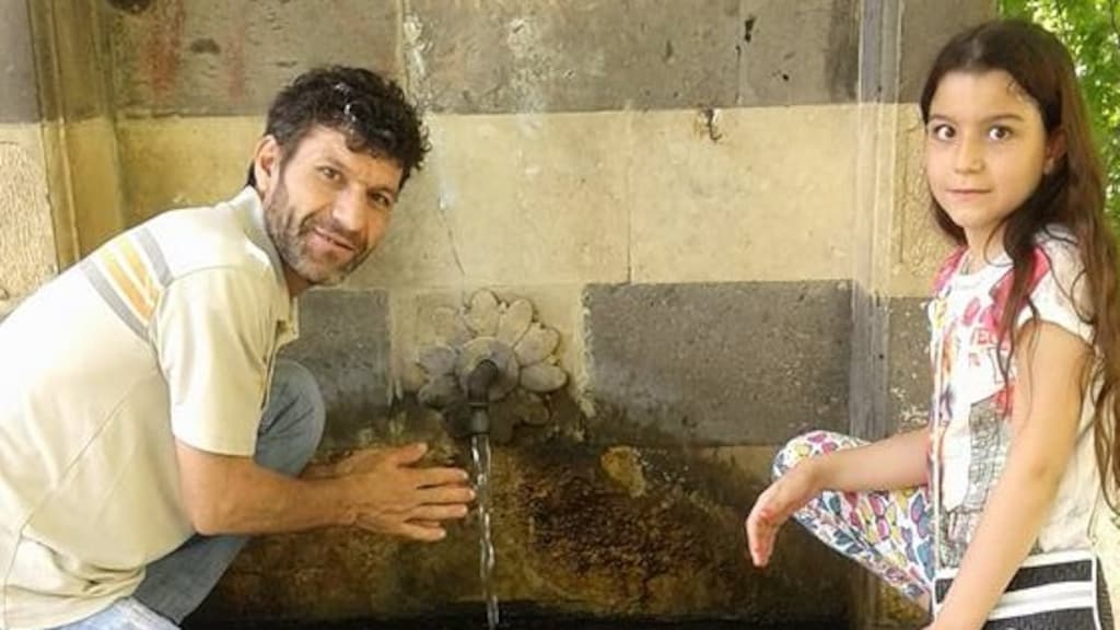 Irmak en haar vader Mesut op een oude foto.