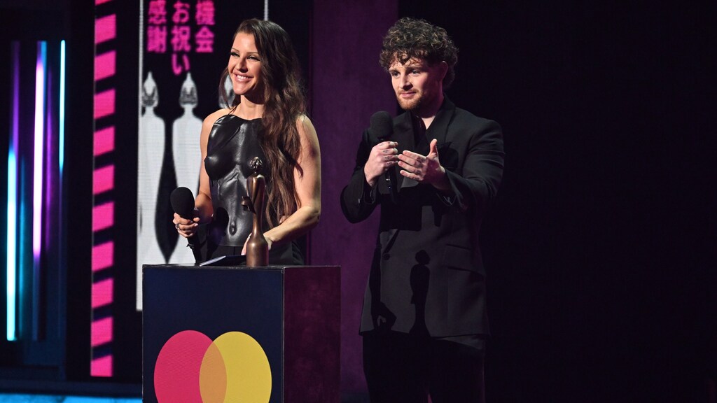 Tom Grennan onder vuur na opmerking over borsten Ellie Goulding