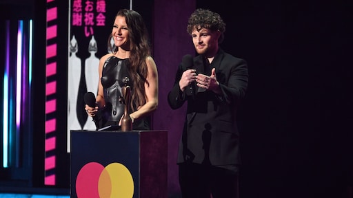 Tom Grennan onder vuur na opmerking over borsten Ellie Goulding