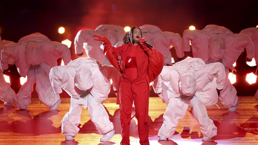 Achtergronddanser Rihanna's Super Bowl-show gaat viral om TikTok-dansje