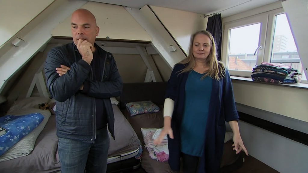 Stel in HMMIK slaapt noodgedwongen met kinderen in bed