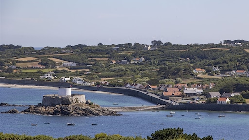 Hoe geld voor ontwikkelingshulp bij bankiers in belastingparadijs Guernsey eindigt