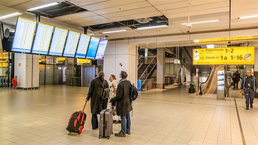 'Veiligheidsmarge': tot meivakantie toch weer beperkt aantal reizigers Schiphol