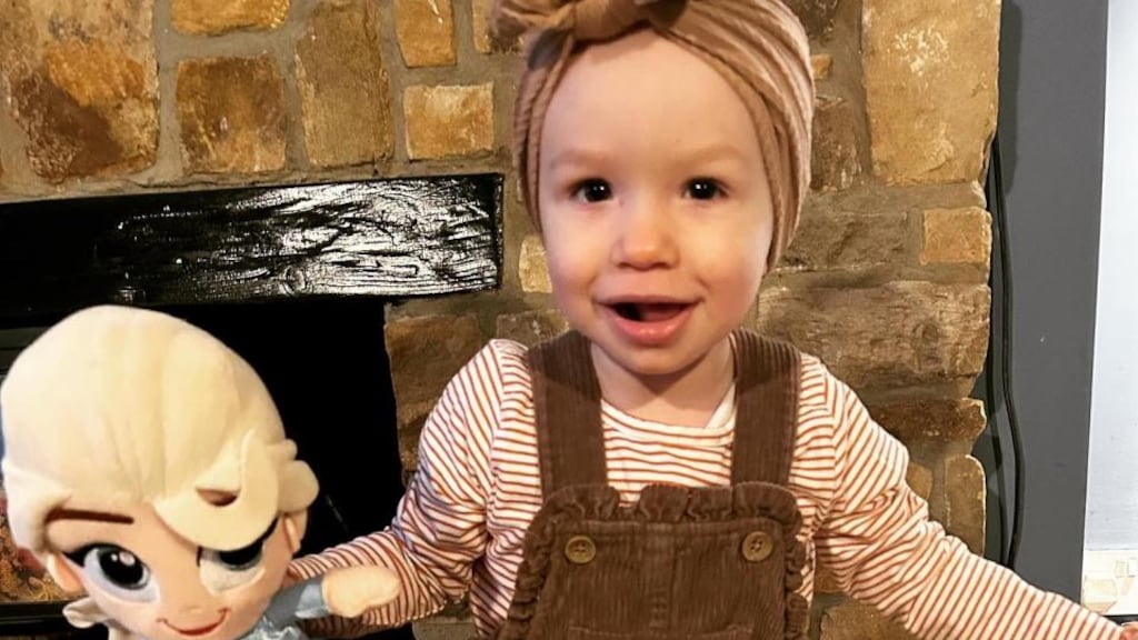 Nooit eerder was een medicijn zo duur: zeldzame aandoening Teddi genezen