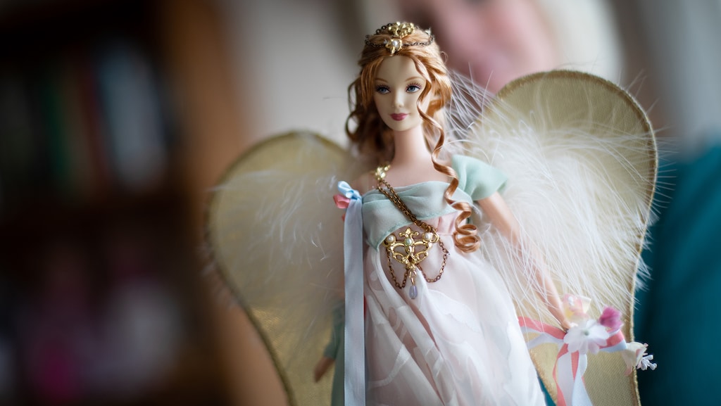 Een engel-Barbie die Denise van haar ouders kreeg.