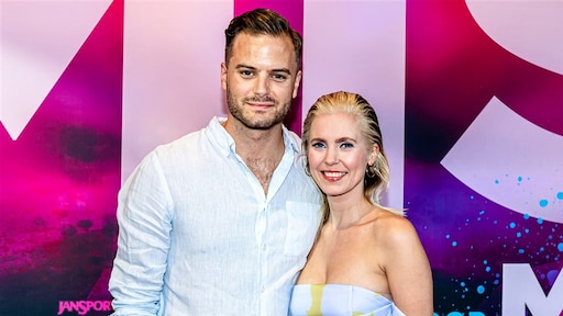 Jim Bakkum slaapt uit liefde voor zijn jarige vrouw Bettina op zolder