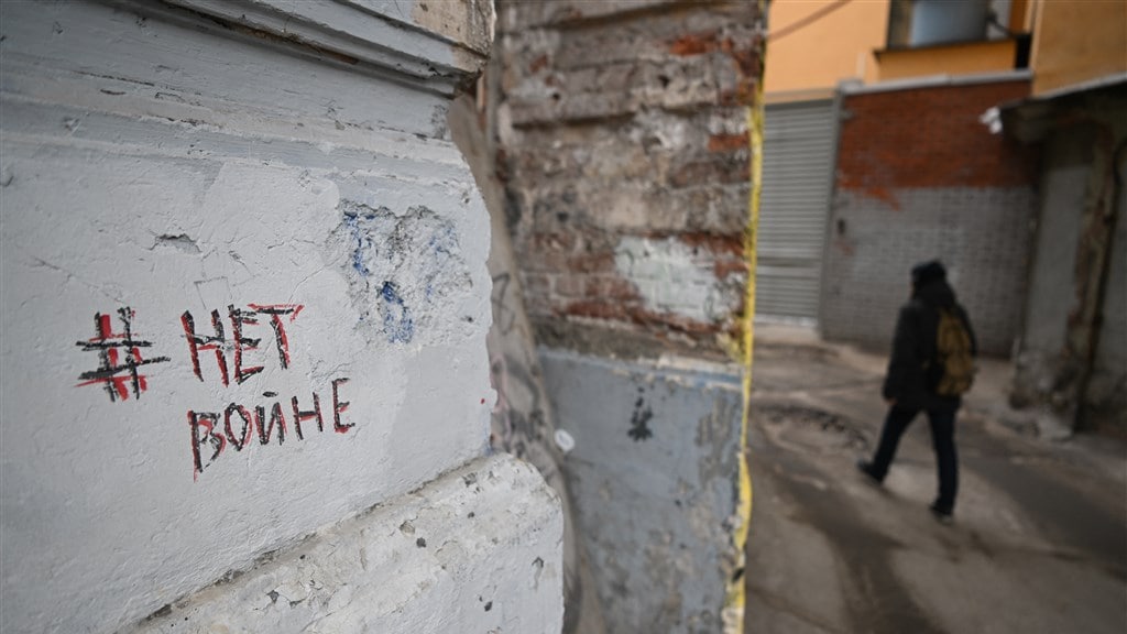 Op de muur van een straat in Moskou staat 'Nee tegen oorlog' geschreven.