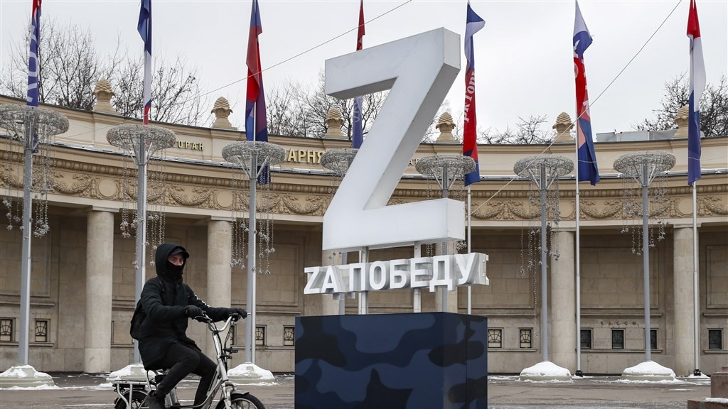 De Russische 'Z' staat op een plein in Moskou als support voor het Russische leger.