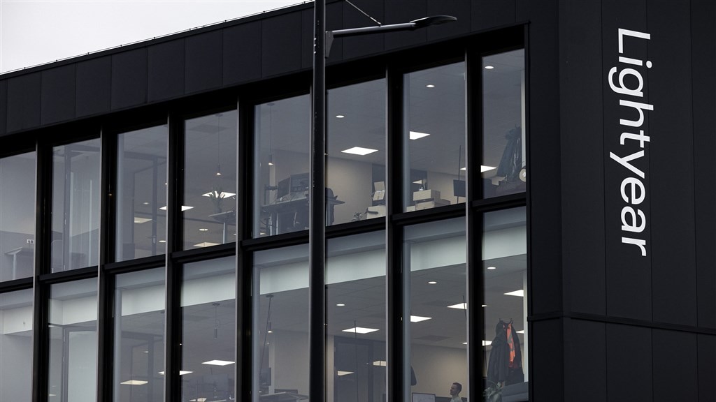 Zonneauto Lightyear haalt 8 miljoen op voor doorstart