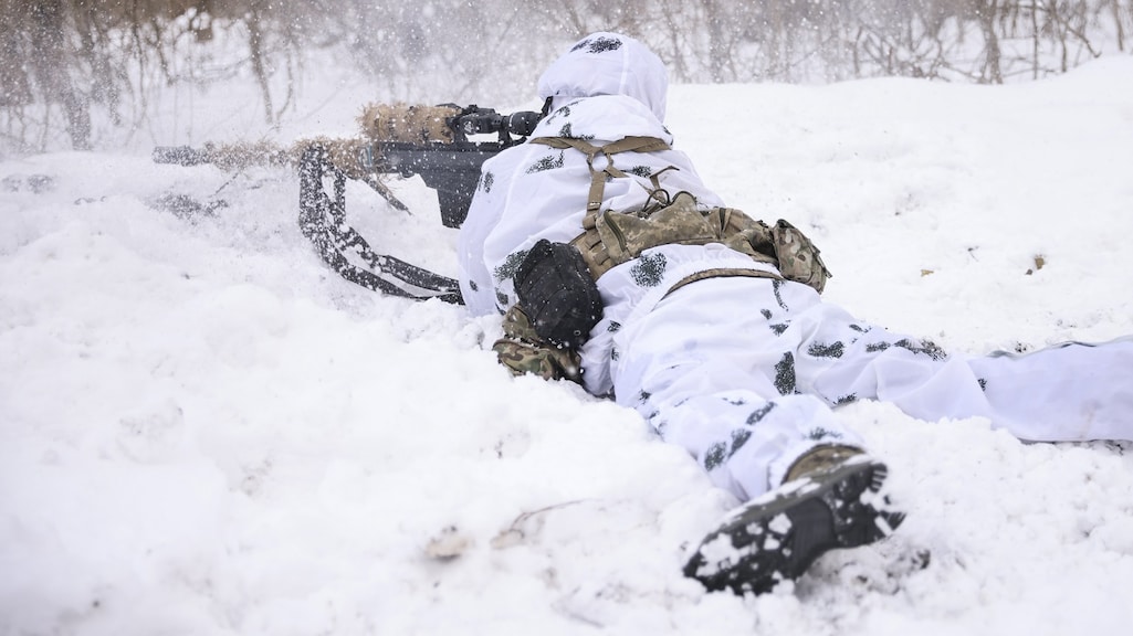 Het is wit in Oost-Oekraïne, en dus dragen de Oekraïners andere pakken.