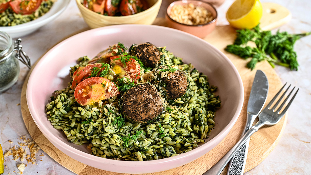Spinazieorzo met gehaktballetjes én een frisse tomatensalade RTL.nl