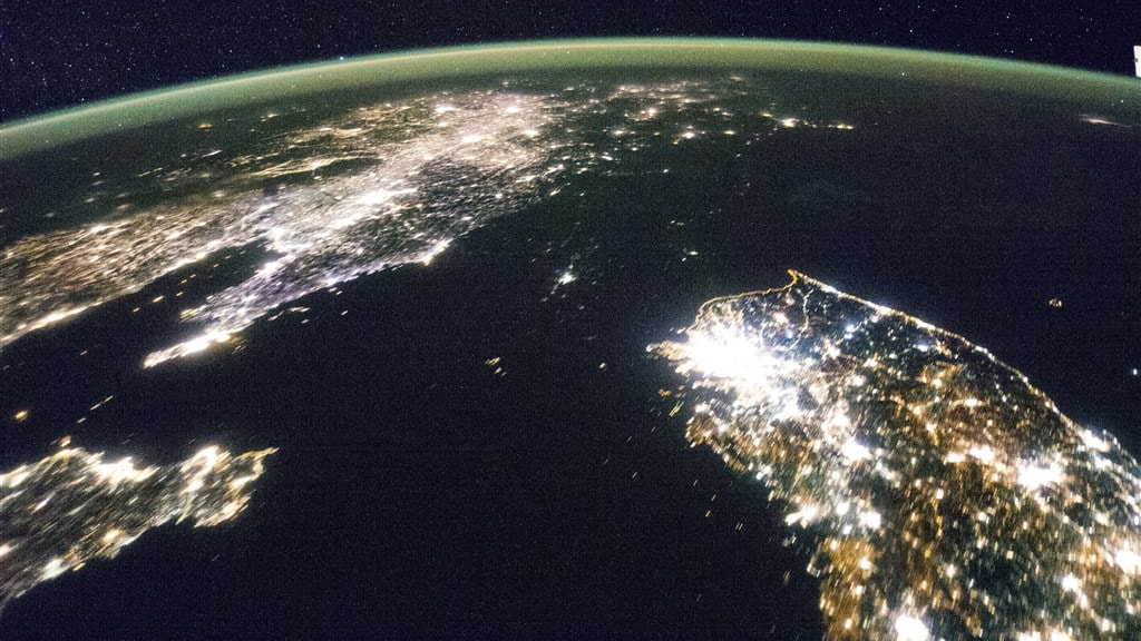 Noord-Korea lijkt een zwarte vlek vanuit de ruimte met als lichtpuntje de stad Pyongyang.