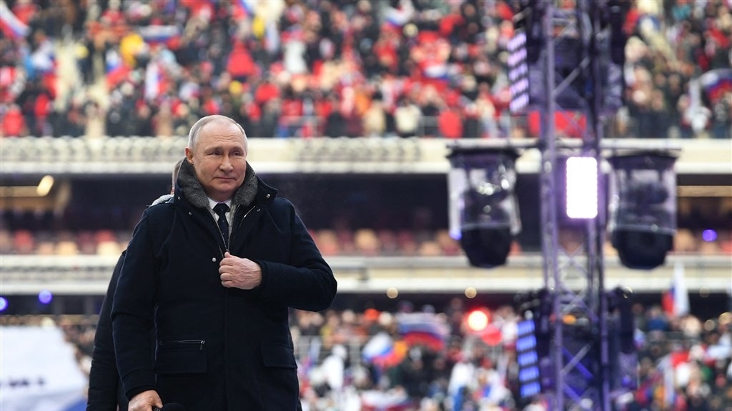 Poetin in vol stadion: 'Iedereen doet mee, samen zijn we onverslaanbaar'