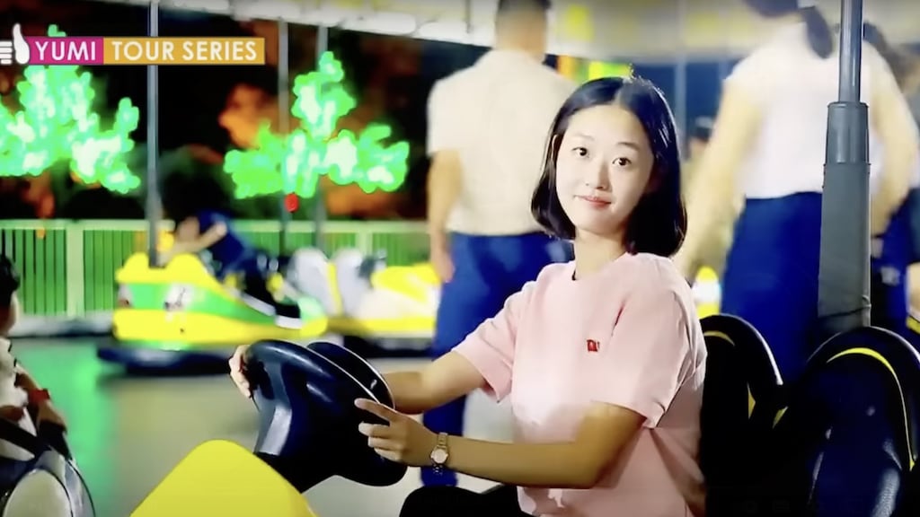 In een van de videos van YuMi bezoekt ze een attractiepark.