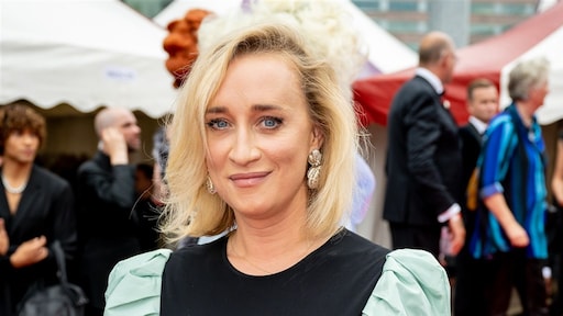 Eva Jinek deelt babybuik tijdens de laatste loodjes