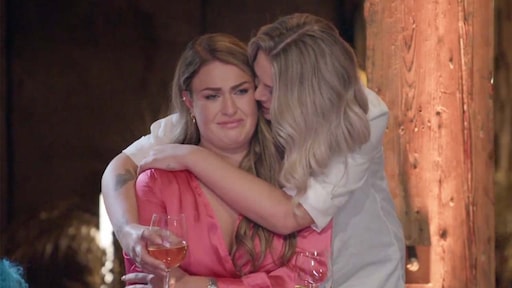 Jill in tranen na aanval in Echte Meisjes in de Jungle-reünie