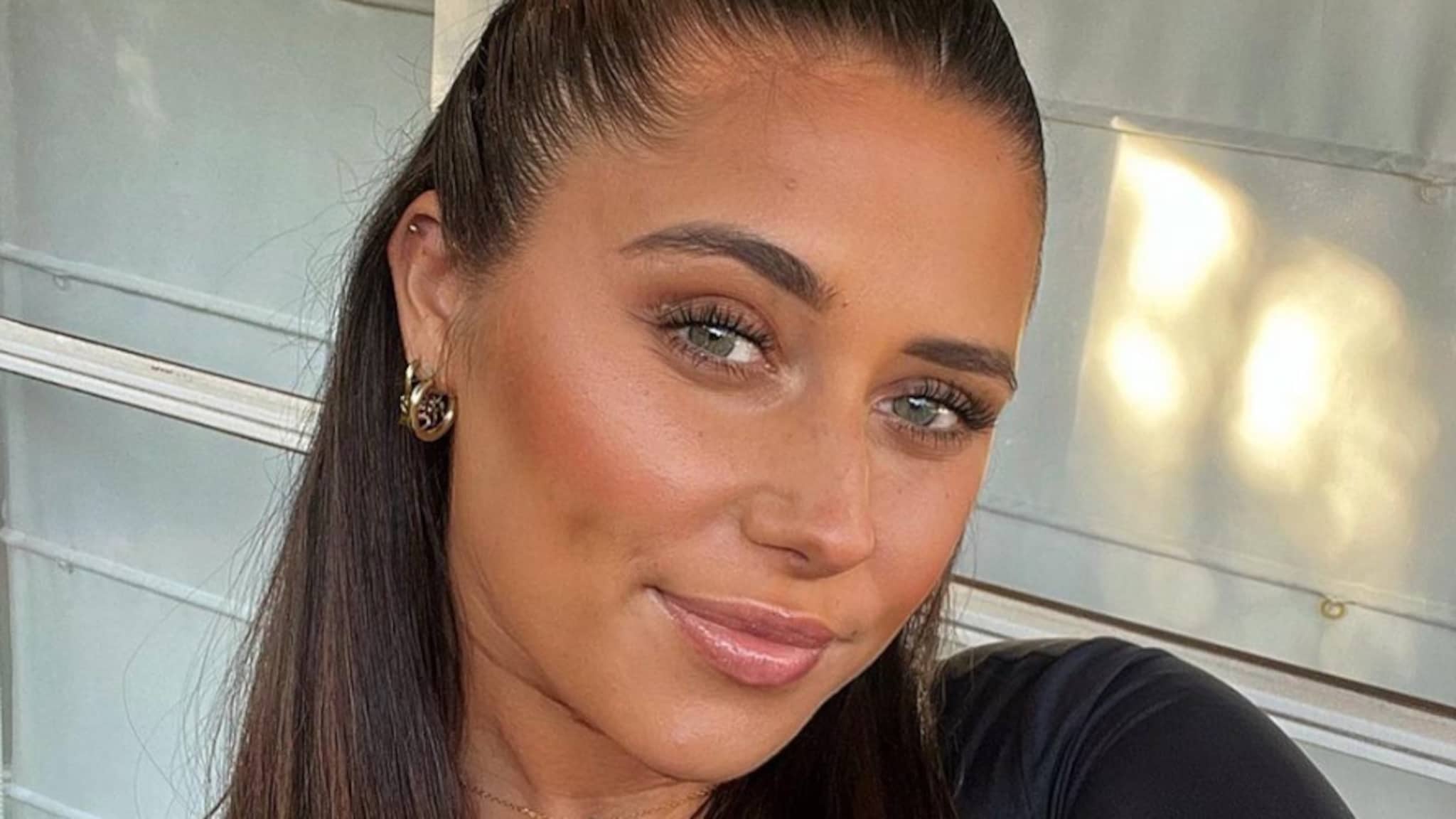 Love Island-ster Raphaëlla openhartig over hoorapparaat: 'Nieuwe wereld ...