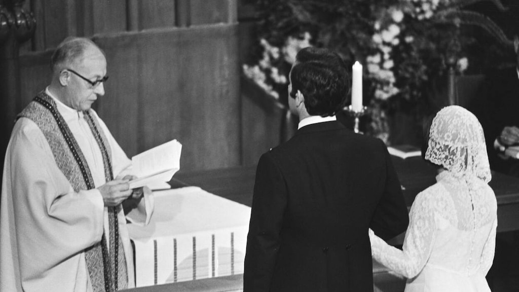 De kerkelijke inzegening van het huwelijk tussen Prinses Christina en Jorge Guillermo, 1975.