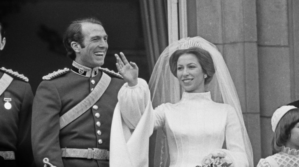 Prinses Anne en Mark Philips op het balkon van Buckingham Palace nadat ze elkaar het jawoord geven.
