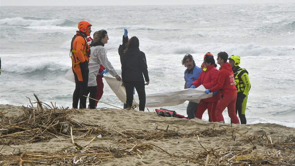 Tientallen lichamen van migranten aangespoeld op Italiaans strand